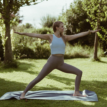 Low carb: Abnehmen leicht gemacht – Person beim Yoga – Seeberger Shop
