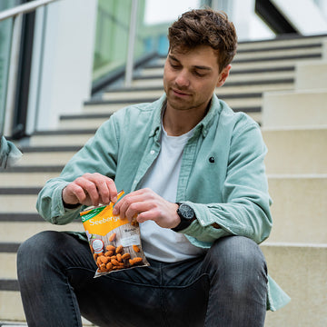 Das Paleo Experiment: die Steinzeitdiät – Person beim Snacken – Seeberger Shop